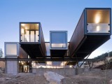 Первый в мире дом Caterpillar House из транспортных коробок